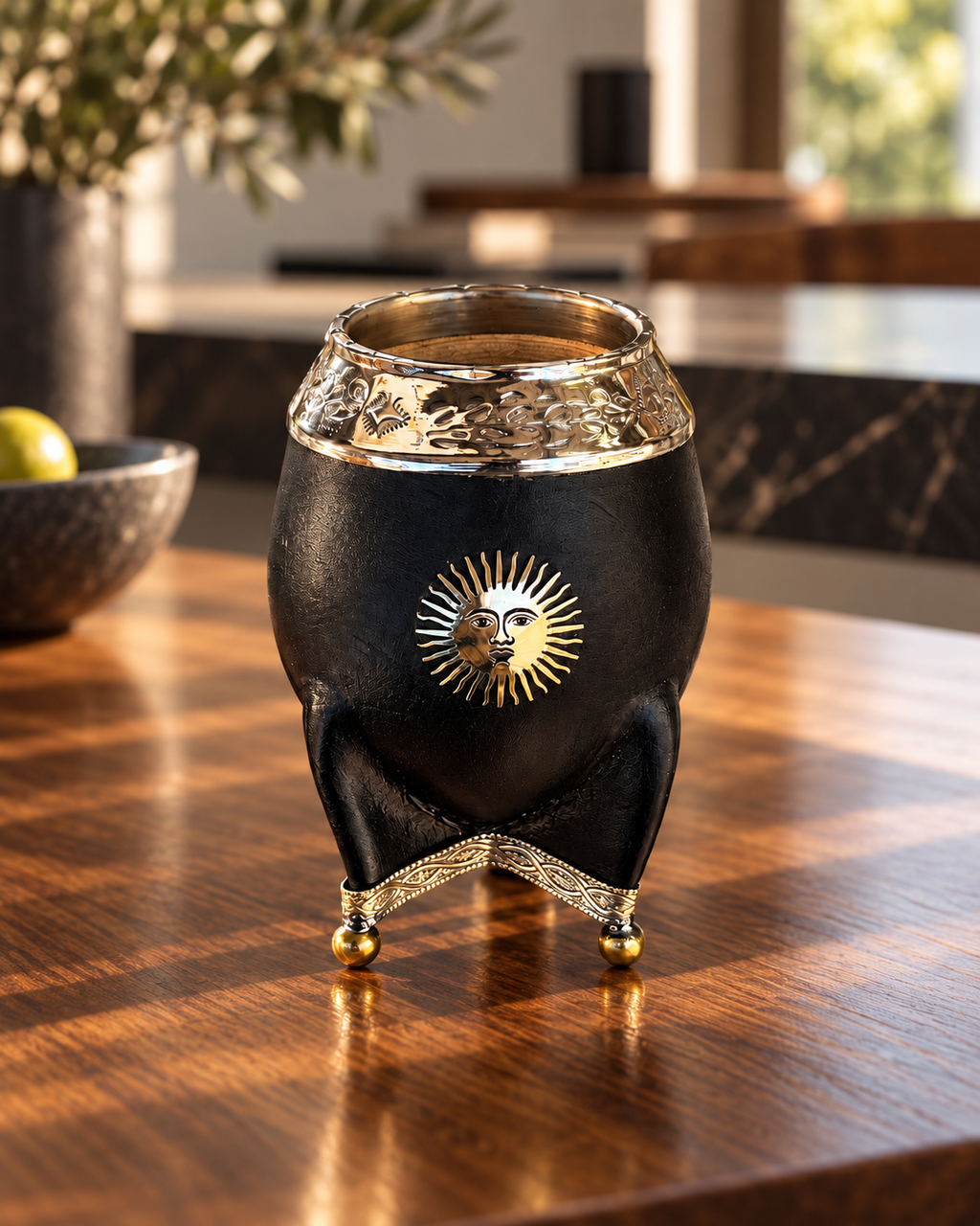 Mate Black Premium de cuero negro sobre una mesa