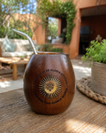 Mate de algarrobo Sol de Mayo en patio